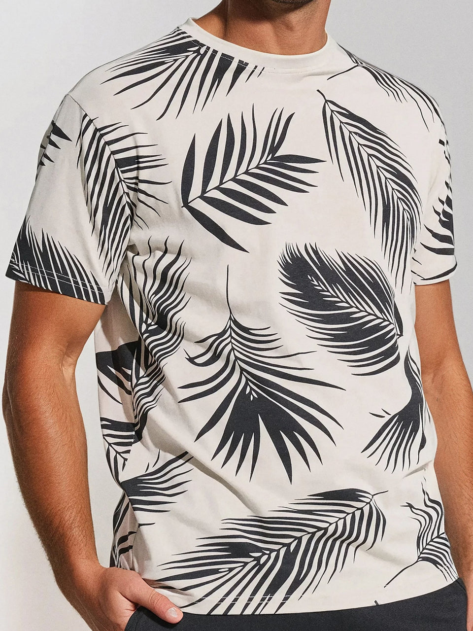 Sinsay Men's Black/Beigewith decorative print T-Shirt | Sinsay in Lebanon