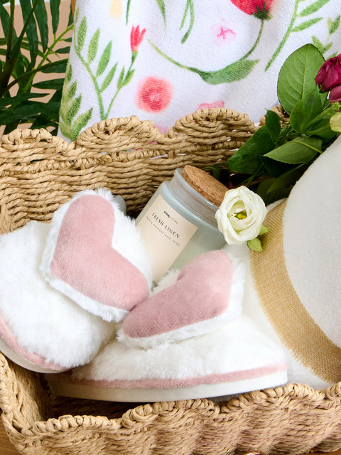 Sinsay Women's White & Blush Faux Fur Indoor Slippers | Sinsay In Lebanon