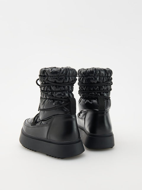 Reserved Women's Black Laced Up Snow Boots | Reserved In Lebanon