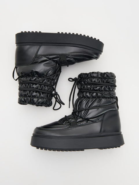Reserved Women's Black Laced Up Snow Boots | Reserved In Lebanon