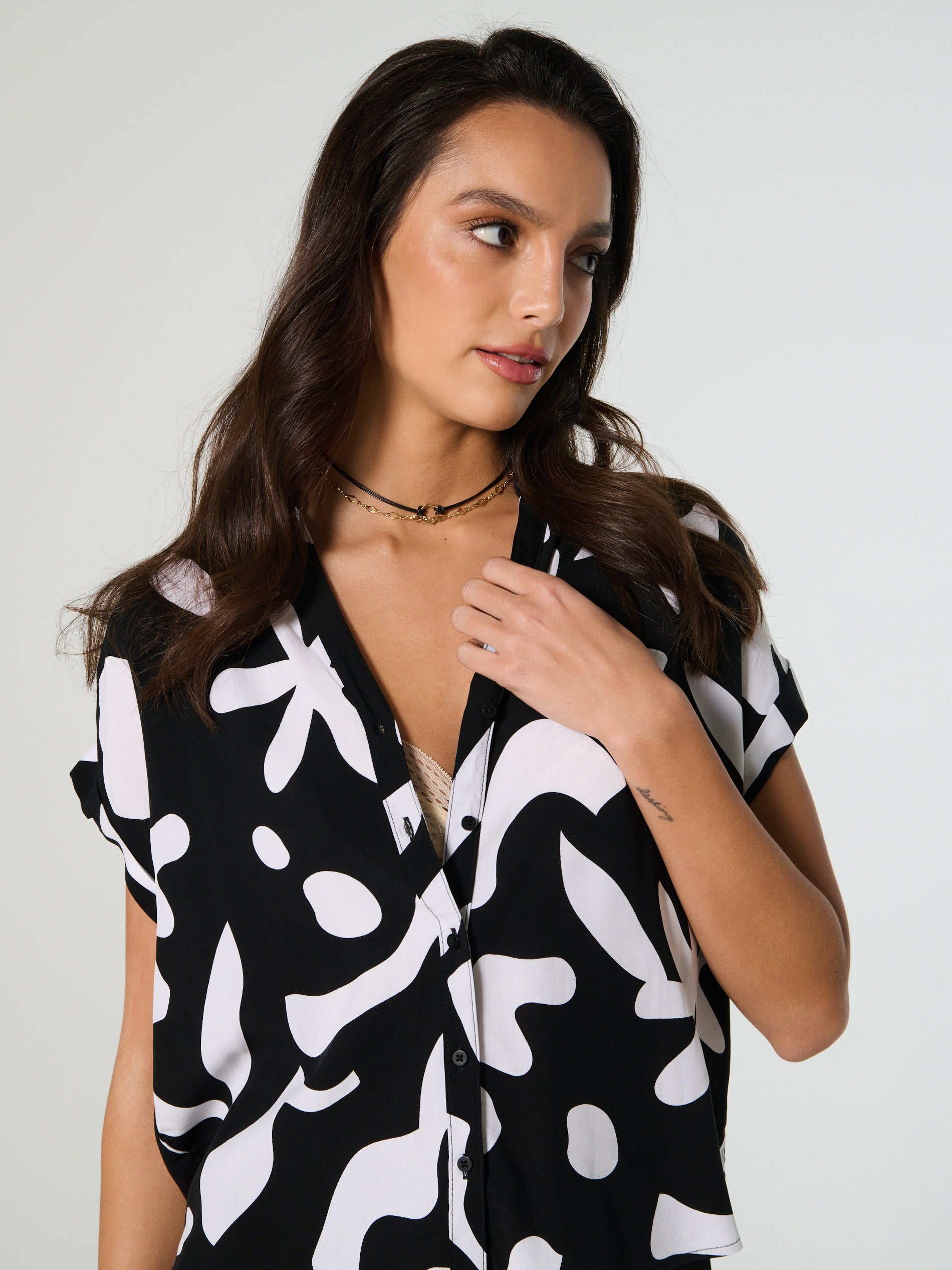 Sinsay Women's  Black/White Viscose  Shirt   | Sinsay in Lebanon