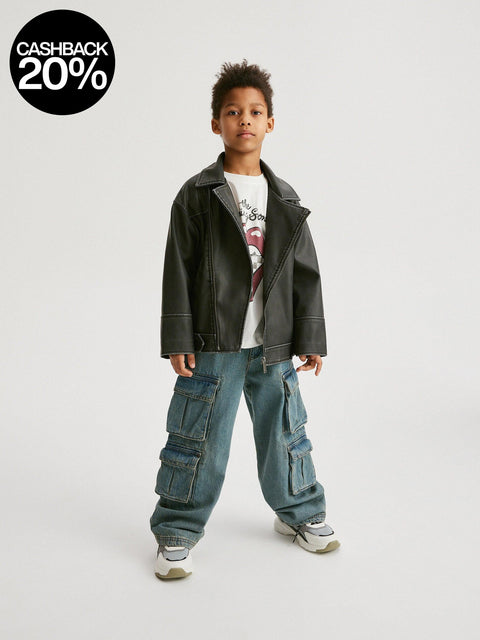 Child wearing a black leather jacket and blue jeans on a white background with a cashback 20% badge.