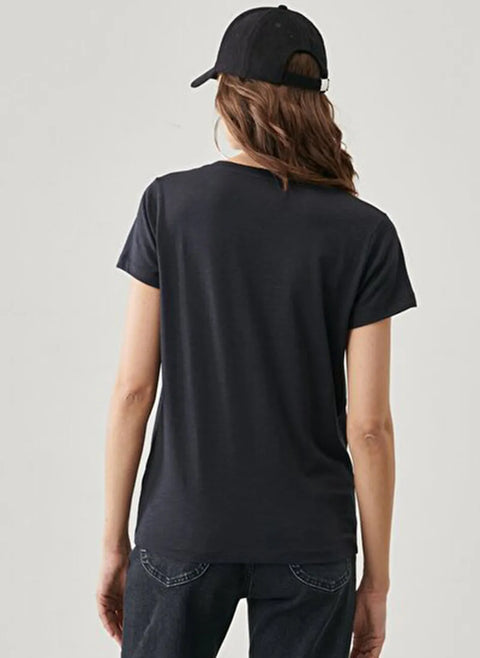 Lee Women’s Short-Sleeve Black V-Neck T-Shirt | Lee in Lebanon
