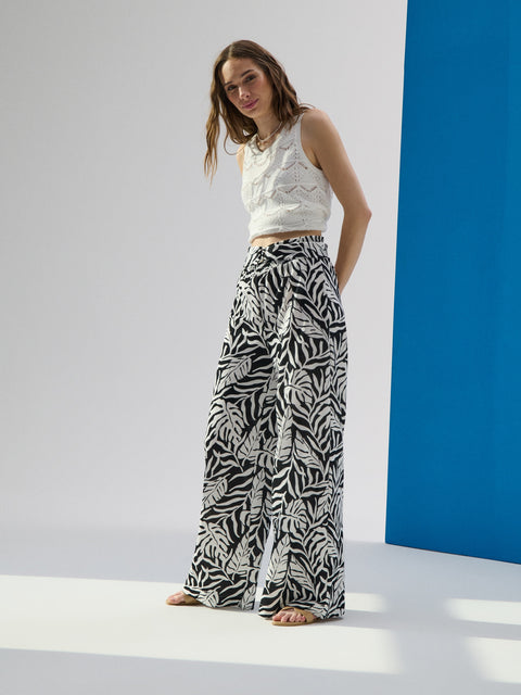 Sinsay Women's Black/White Wide leg with a floral pattern Pants  | Sinsay in Lebanon