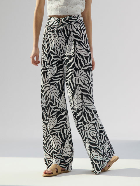 Sinsay Women's Black/White Wide leg with a floral pattern Pants  | Sinsay in Lebanon
