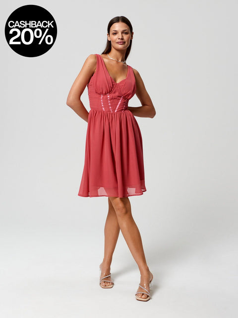 Woman wearing a red dress on a white background with a cashback 20% badge.