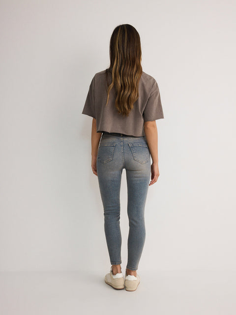 Reserved Women's Faded Blue Slim Fit Mid-Rise Jeans | Reserved In Lebanon