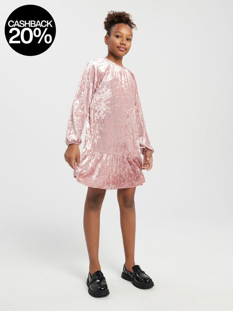 Young girl wearing a pink dress on a white background with a cashback 20% badge.