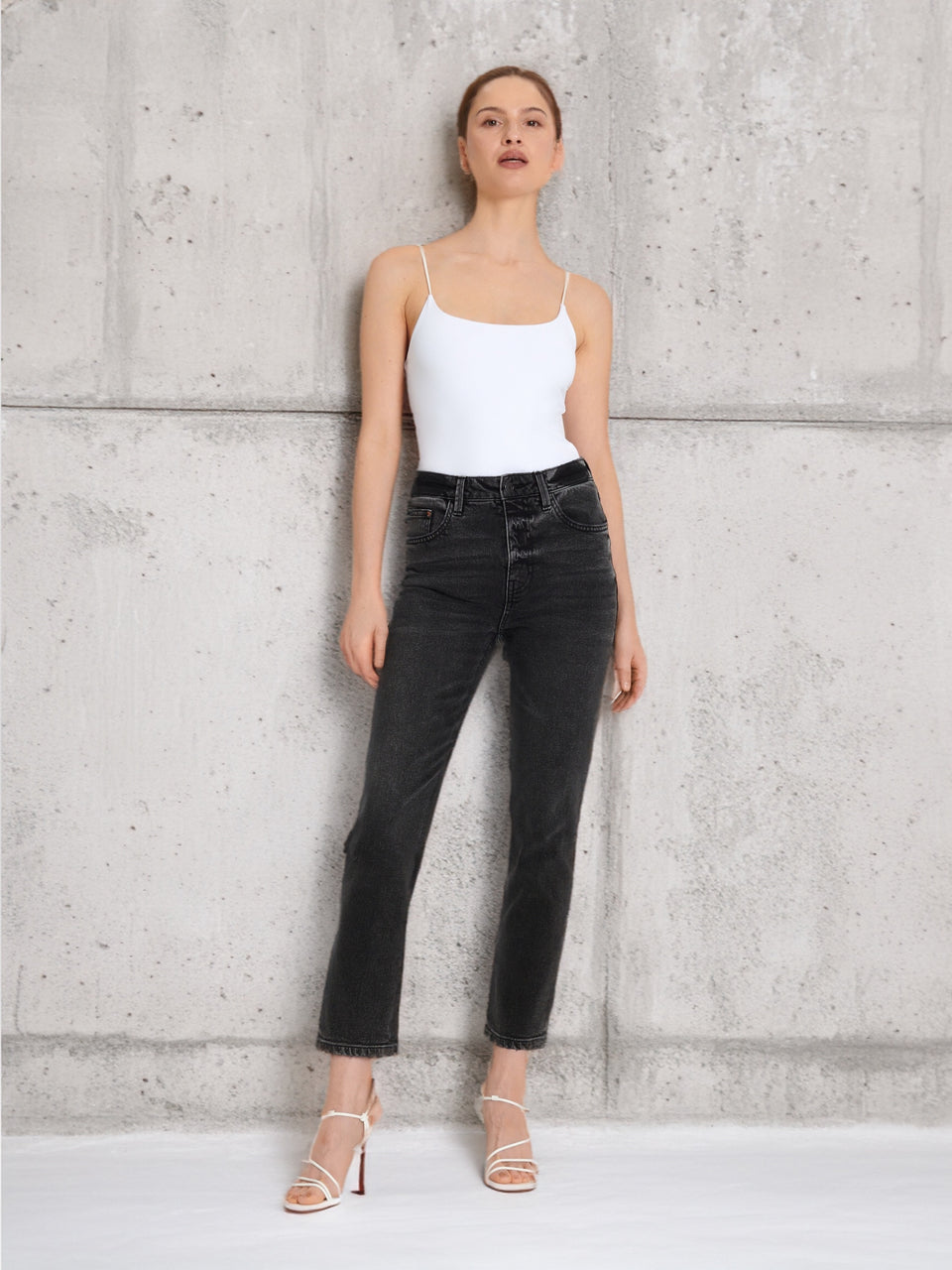 Sinsay Women's Washed Black Mid rise straight Jeans | Sinsay in Lebanon