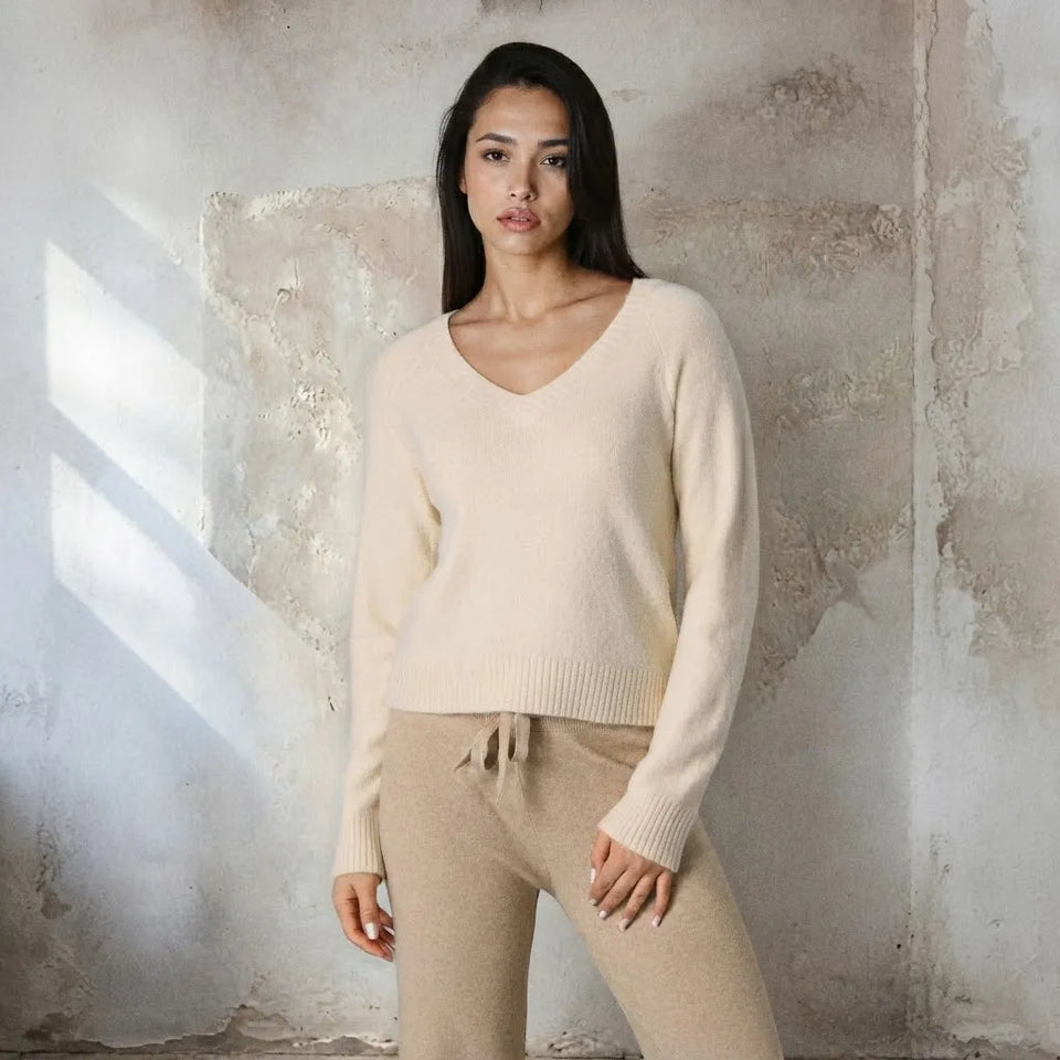 Sinsay Women's Cream Classic V-Neckline Ribbed Hems and Cuffs Sweater