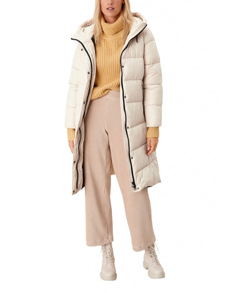 Person wearing a long beige puffer coat, yellow sweater, and beige pants on a white background with 'Beno' branding.