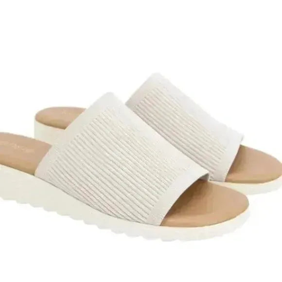 White slide sandals on a white background with a cashback 20% badge.