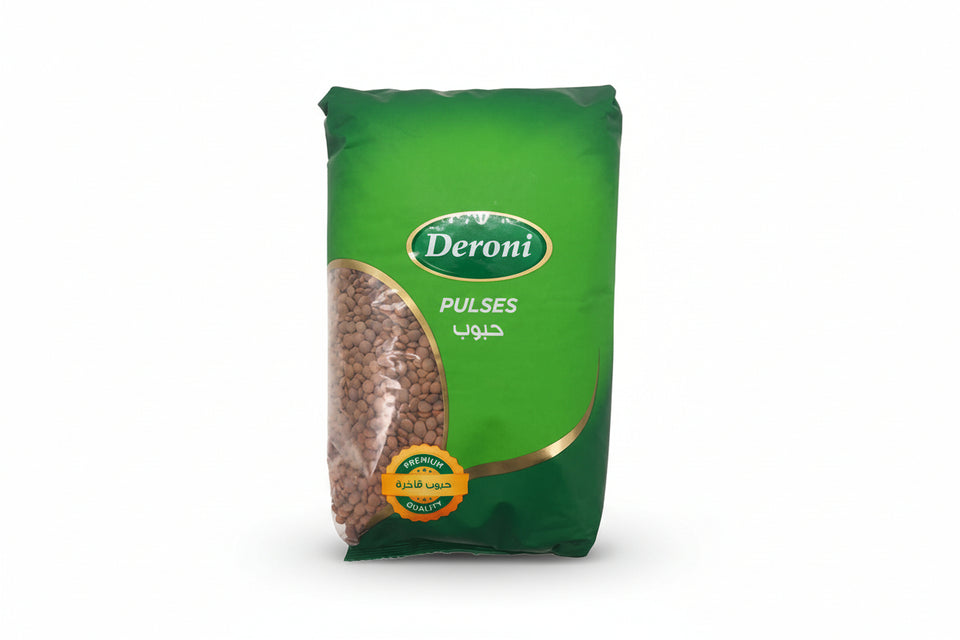 A package of Deroni red lentils weighing 900g. The packaging is green with a transparent section showing the lentils inside.